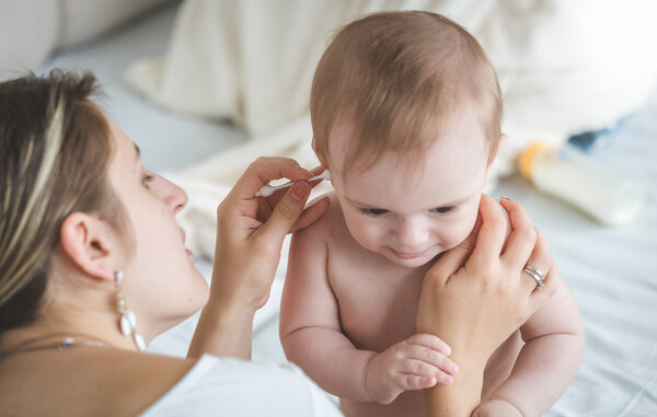 广州助孕宝宝中介-如果宝宝在感冒后哭闹拉耳朵，就有可能出现中耳炎。(图1)