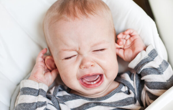 广州助孕宝宝中介-如果宝宝在感冒后哭闹拉耳朵，就有可能出现中耳炎。(图2)
